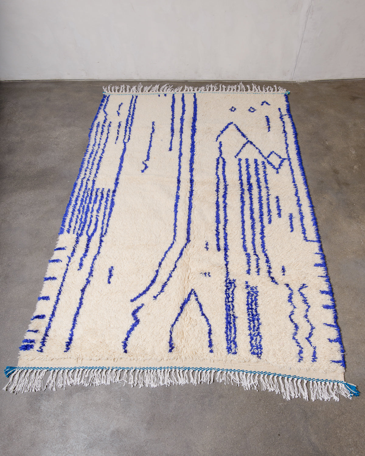 Modern designer handcrafted Berber rug from Morocco. Azilal rug with beautiful colours and patterns. Made of sheep’s wool and cotton.